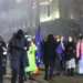აქციის მონაწილეებმა ერთმანეთს ხელი ჩაჰკიდეს და სპეცრაზმელების წინ ცოცხალი ჯაჭვი გააკეთეს