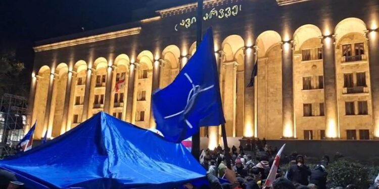 აქციის მონაწილეებმა, რუსთაველის გამზირზე, პარლამენტთან, კარვები გაშალეს
