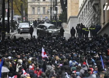 „რუსებო, მონებო!“ – აქციის მონაწილეები „ქართული ოცნების“ საარჩევნო სიით არჩეულ დეპუტატებს, რომლებიც პარლამენტში მანქანებით შედიან, შეძახილებით ხვდებიან