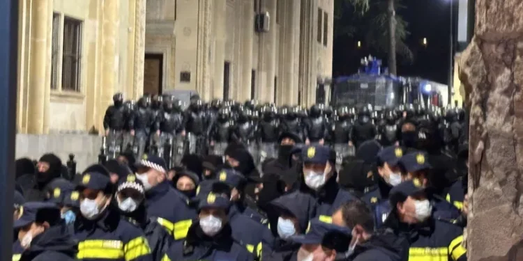 პარლამენტის უკანა შესასვლელთან სპეცრაზმია განლაგებული, სამართალდამცველები არიან მობილიზებული 9 აპრილის ქუჩაზეც