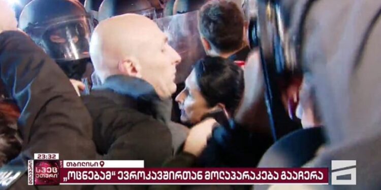 “რუსეთს ემსახურებით თუ საქართველოს?” – პრეზიდენტი თავისუფლების მოედანზე მობილიზებულ სპეცრაზმელებთან მივიდა