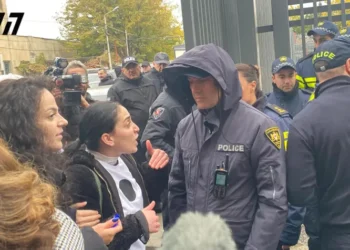 ცესკო-ს შენობასთან, სადაც ქალები საპროტესტო აქციას მართავენ, შეხლა-შემოხლა იყო