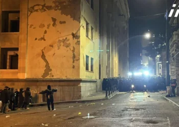 პარლამენტის შენობის უკანა პერიმეტრზე ვითარება დაიძაბა – სპეცრაზმი აქციის მონაწილეებს აფრთხილებს და მოუწოდებს დაიშალონ