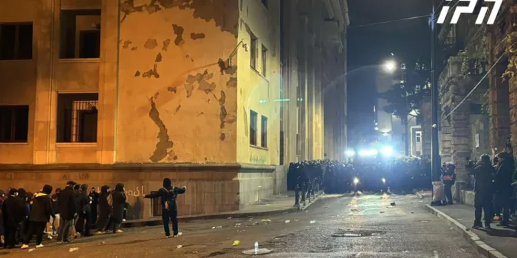 პარლამენტის შენობის უკანა პერიმეტრზე ვითარება დაიძაბა – სპეცრაზმი აქციის მონაწილეებს აფრთხილებს და მოუწოდებს დაიშალონ