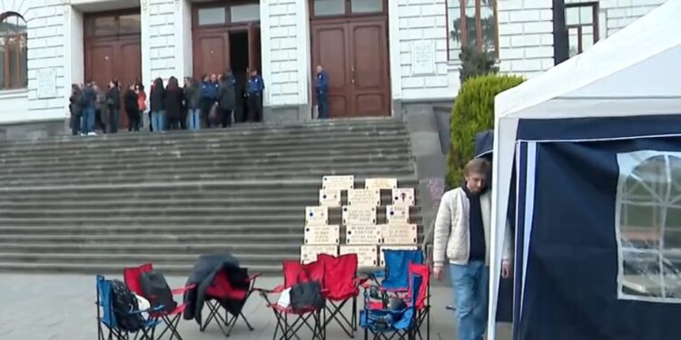 თბილისში თსუ-ს სტუდენტებმა, უნივერსიტეტის ეზოში კარვები გაშალეს