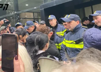 ცესკო-ს შენობასთან, სადაც ქალები საპროტესტო აქციას მართავენ, კვლავ ხმაურია