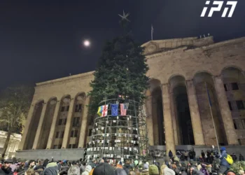 თბილისის მერია – მოვუწოდებთ აქციის მონაწილეებს, არავითარ შემთხვევაში არ ავიდნენ ნაძვის ხის კონსტრუქციაზე, მათივე უსაფრთხოებიდან გამომდინარე