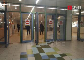 თბილისის მეტროსადგურში ახალგაზრდა მამაკაცს ხელი კრეს, რის შემდეგაც ის ლიანდაგებში ჩავარდა და დაიღუპა