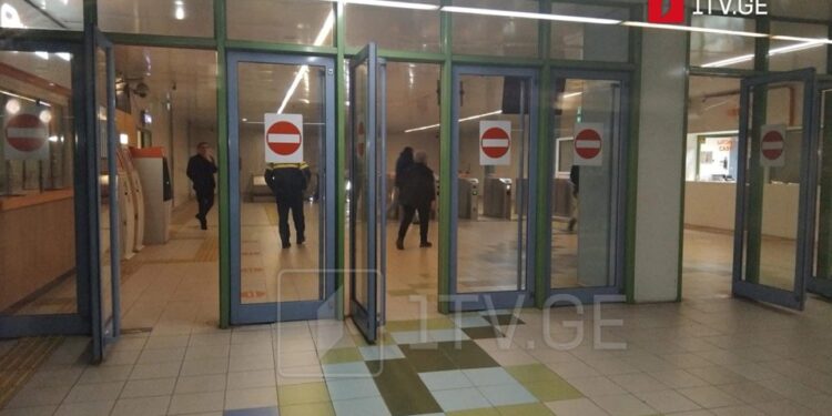 თბილისის მეტროსადგურში ახალგაზრდა მამაკაცს ხელი კრეს, რის შემდეგაც ის ლიანდაგებში ჩავარდა და დაიღუპა