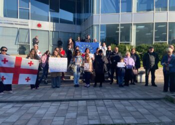 ოზურგეთში პოლიციის შენობის წინ ქალებმა აქცია გამართეს