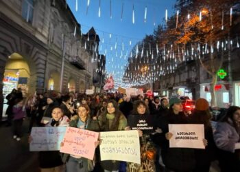 “საქართველოს ქალები ვითხოვთ არჩევნებს!”, “ქალებს ხმა აქვთ, მოუსმინეთ!” – თბილისში ქალთა მარში მიმდინარეობს