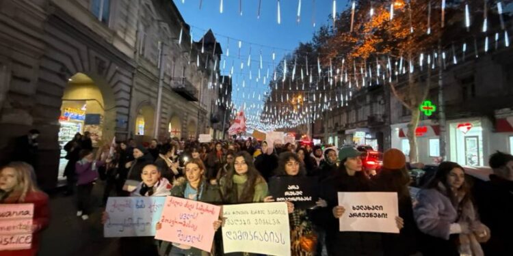“საქართველოს ქალები ვითხოვთ არჩევნებს!”, “ქალებს ხმა აქვთ, მოუსმინეთ!” – თბილისში ქალთა მარში მიმდინარეობს
