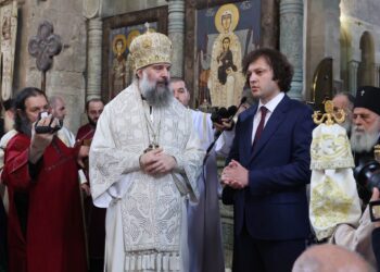 პრემიერმა ეკლესიას 1 ლარად ჰექტრობით მიწის ნაკვეთები გადასცა