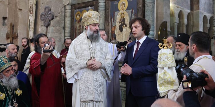 პრემიერმა ეკლესიას 1 ლარად ჰექტრობით მიწის ნაკვეთები გადასცა