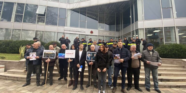 ოზურგეთის პოლიციის შენობის წინ აქცია-პერფორმანსი გაიმართა