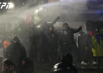 აქციის მონაწილეების წინააღმდეგ კვლავ წყლის ჭავლს იყენებენ – სპეცრაზმი ტერიტორიის მომიტინგეებისგან გათავისუფლებას ცდილობს