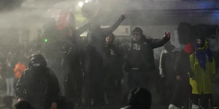 აქციის მონაწილეების წინააღმდეგ კვლავ წყლის ჭავლს იყენებენ – სპეცრაზმი ტერიტორიის მომიტინგეებისგან გათავისუფლებას ცდილობს