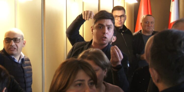 ფიზიკური დაპირისპირება ოზურგეთის საკრებულოში