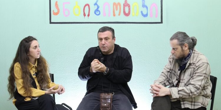 ”9 აპრილის შემდეგ აქციებზე აღარ ვყოფილვარ, რადგან ვთვლიდი, რომ ქვეყნის ბედი აქციებზე არ უნდა გადაწყვეტილიყო. მაგრამ იქამდე მივედით, რომ აქციების გარდა სხვა გამოსავალი აღარ დარჩა” – არქიტექტორი ლაშა შაფაქიძე