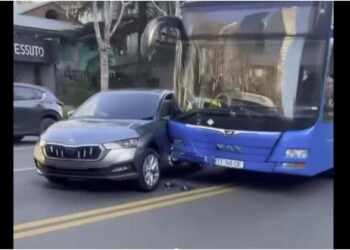 ვიდეო – თბილისში ერთმანეთს ავტობუსი და მსუბუქი ავტომობილი შეეჯახა