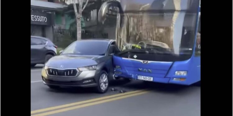 ვიდეო – თბილისში ერთმანეთს ავტობუსი და მსუბუქი ავტომობილი შეეჯახა