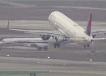 აშშ-ში თვითმფრინავები ასაფრენ ბილიკზე თითქმის ერთმანეთს შეეჯახნენ – ვრცელდება ფაქტის ამსახველი ვიდეო კადრები