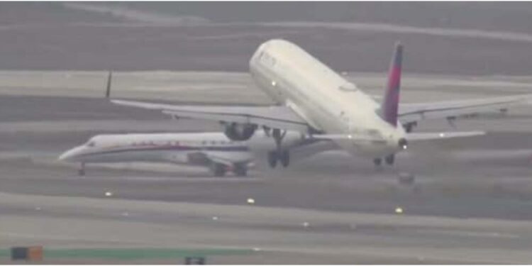 აშშ-ში თვითმფრინავები ასაფრენ ბილიკზე თითქმის ერთმანეთს შეეჯახნენ – ვრცელდება ფაქტის ამსახველი ვიდეო კადრები