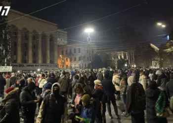 პარლამენტთან პროტესტი გრძელდება