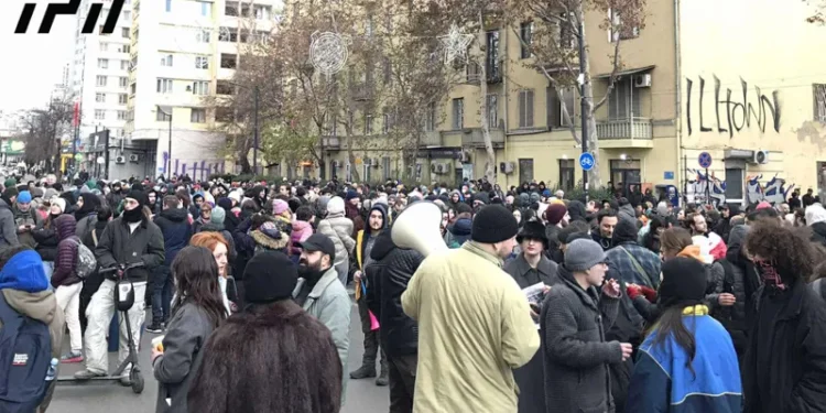 სახელოვნებო და IT სფეროს წარმომადგენლების გაერთიანებულმა საპროტესტო მსვლელობამ თბილისის მერიასთან გადაინაცვლა