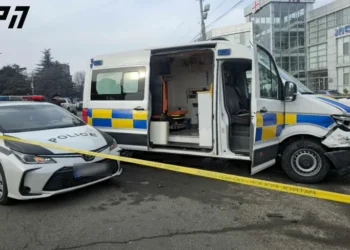 გორში საპატრულო პოლიციის მანქანა სასწრაფო დახმარების მანქანას შეეჯახა, რომელსაც მძიმე პაციენტი გადაჰყავდა