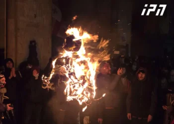 აქციის მონაწილეებმა პარლამენტთან ბიძინა ივანიშვილის ფიტული მიიტანეს და ცეცხლი წაუკიდეს