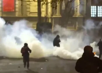 რუსთაველის გამზირზე ცრემლსადენი გაზი გაუშვეს – სპეცრაზმი აქციის მონაწილეებს აკავებს