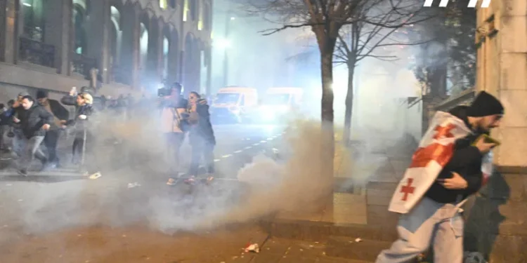 პარლამენტის მიმდებარედ ცრემლსადენი გაზის გაშვების შედეგად აქციის არაერთი მონაწილე დაშავდა