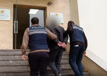 ვიდეო – დაკავებულია 4 პირი, რომლებიც მოქალაქეებთან რეკავდნენ და არწმუნებდნენ, რომ მათი ოჯახის წევრის ბრალეულობით მომხდარი იყო ავტოსაგზაო შემთხვევა და თანხას სძალავდნენ