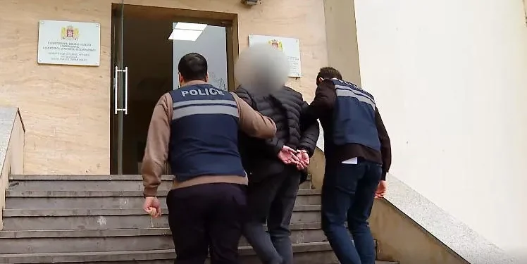 ვიდეო – დაკავებულია 4 პირი, რომლებიც მოქალაქეებთან რეკავდნენ და არწმუნებდნენ, რომ მათი ოჯახის წევრის ბრალეულობით მომხდარი იყო ავტოსაგზაო შემთხვევა და თანხას სძალავდნენ
