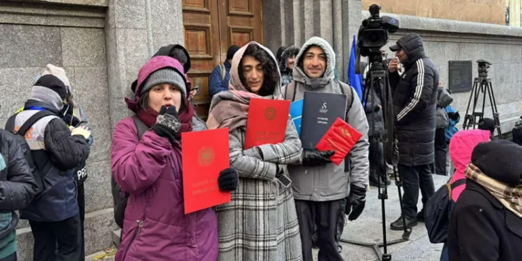 აქციის მონაწილეებმა პარლამენტთან დიპლომები მიიტანეს