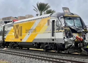 სამი მეხანძრე და 12 მგზავრი დაშავდა მატარებლისა და სახანძრო მანქანის შეტაკების შედეგად ფლორიდაში