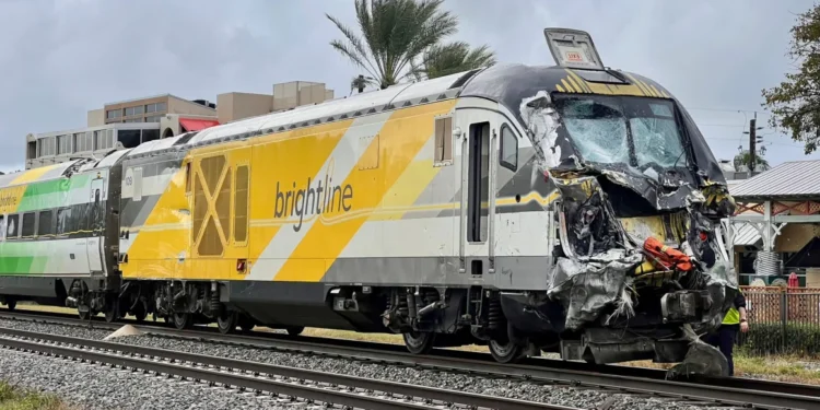 სამი მეხანძრე და 12 მგზავრი დაშავდა მატარებლისა და სახანძრო მანქანის შეტაკების შედეგად ფლორიდაში