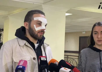 ”სპეცრაზმელმა სახეში წიხლი ამომარტყა და ცხვირი გამიტყდა – საპირფარეშოში შემიყვანეს, ტუალეტის ქაღალდი მომიტანეს, ამით გაიჩერე სისხლიო” – აქციაზე დაკავებული დავით გოგილაშვილი