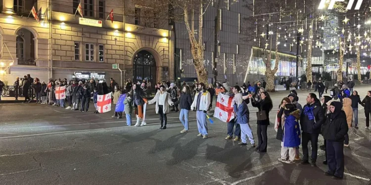 აქციის მონაწილეთა ნაწილი პოლიციის კორდონის საპირისპიროდ განთავსდნენ და ე.წ ცოცხალი ჯაჭვი გააკეთეს