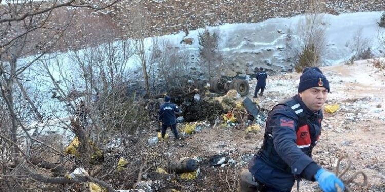 თურქეთში, სატვირთო ავტომობილი 100 მეტრის სიღრმის ხრამში გადავარდა