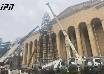 პარლამენტის შენობასთან ნაძვის ხის სამონტაჟო სამუშაოები მიმდინარეობს