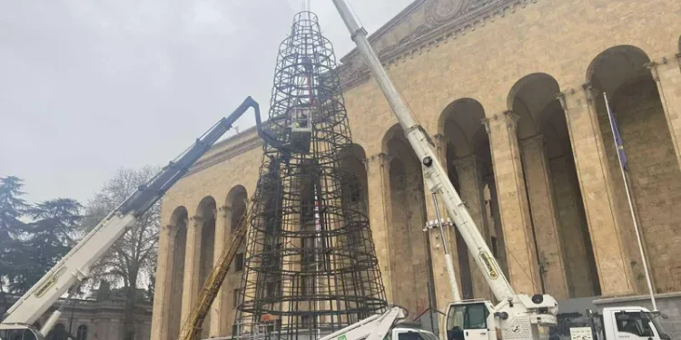 პარლამენტის შენობასთან ნაძვის ხის სამონტაჟო სამუშაოები მიმდინარეობს