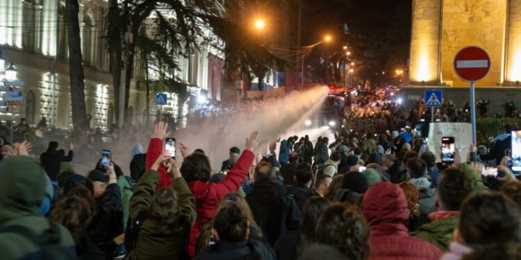 NGO-ები: დაკავებულ მშვიდობიან დემონსტრანტებს პირად ნივთებს არ უბრუნებენ