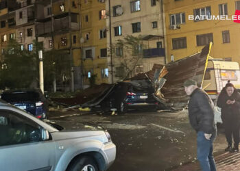 დაზიანებული ავტომობილები, სახურავები და მოგლეჯილი ხეები – სტიქია ბათუმში