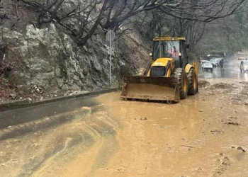 ქუთაისში დიდი ნალექის შედეგად ერთერთ ქუჩაზე მიწა ჩამოიშალა, დაიტბორა საავტომობილო გზები