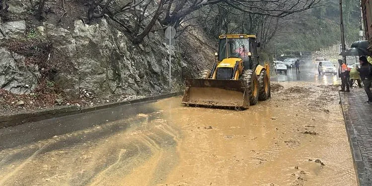 ქუთაისში დიდი ნალექის შედეგად ერთერთ ქუჩაზე მიწა ჩამოიშალა, დაიტბორა საავტომობილო გზები