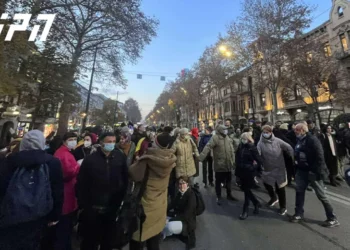 რუსთაველის თეატრთან შეკრებილებმა რუსთაველის გამზირი გადაკეტეს