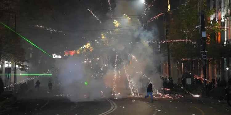 სპეცრაზმი აქციის მონაწილეების დაშლის მიზნით სპეციალურ საშუალებებს იყენებს