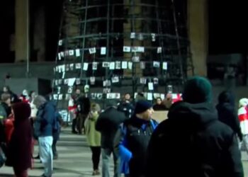 პარლამენტის წინ გზა გადაიკეტა – ნაძვის ხის კონსტრუქციაზე აქციებში დაშავებულთა ფოტოებია დამაგრებული